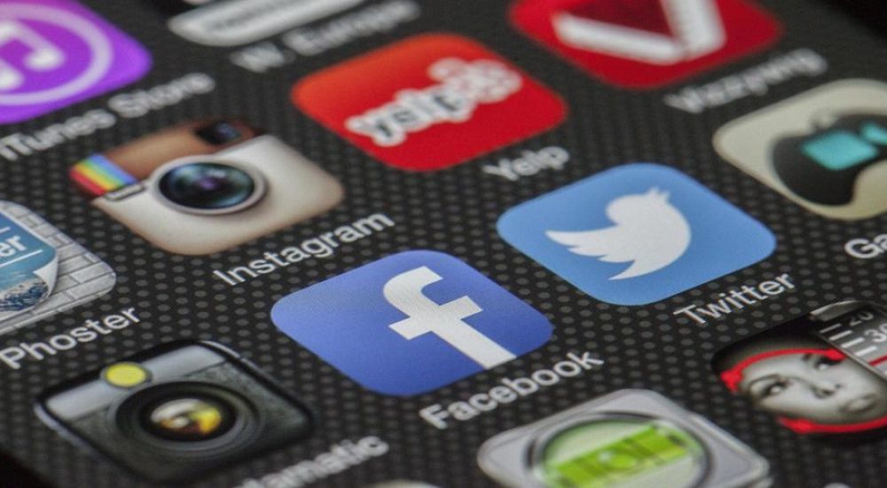 embed-social-feeds-to-drive-customer-loyalty embed-social-feeds-to-drive-customer-loyalty